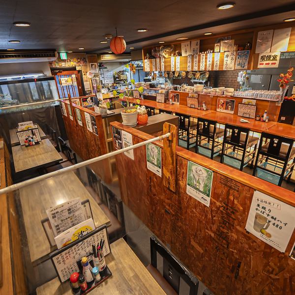 木を基調としたアットホームな店内は、温かみのある雰囲気で居心地抜群。1階にはカウンターとテーブル席があり、ボックス席からは水槽を眺めながらお食事を楽しむことができます。お一人様でも気軽に立ち寄れる空間で、少人数の宴会にも最適です。心安らぐひとときを、大切な人とお楽しみください。