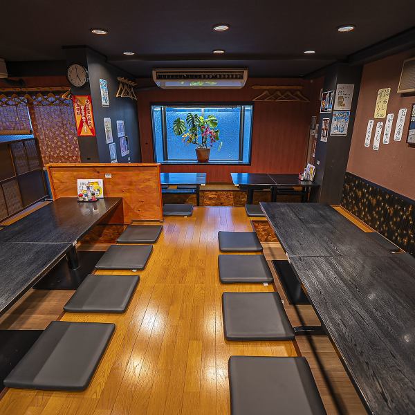 2階は木を基調にした全席小上がりの座敷で、仕切りがないため開放感に満ちた空間が広がっています。座敷ならではのくつろぎ感を味わいながら、4名様から30名様を超える宴会にも対応可能。友人や同僚との集まり、家族のお祝い事など、大人数でもゆったりと過ごせるお席をご用意しています。