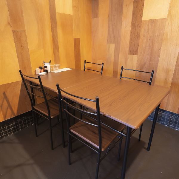 店内は、明るい木目の内装が特徴で温もりを感じられる造りで、宴会やグループ利用のお客様にもご満足いただける心地よい環境です◎様々な人数に対応できるよう、レイアウト自在で複数名でのご利用でもまったりとお楽しみ頂けます♪木の香りに包まれた空間で、本格フィリピン料理に舌鼓を打つ楽しい時間をお過ごしください☆
