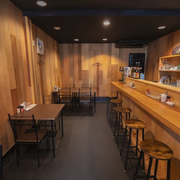 カウンター席やテーブル席など、お一人様や少人数でのご利用にうれしいお席を完備♪木製のインテリアに彩られた店内は、落ち着いた雰囲気と居心地の良さが魅力です◎初めてのお客様でも気軽に入れる温かな雰囲気で、肩ひじ張らずにお食事やお酒を楽しめます。ご友人やご家族とのちょっとしたひとときにも大変おすすめです！