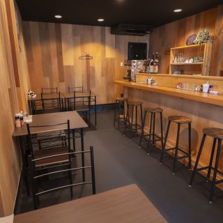 2人だけのテーブルで、肩を並べて味わう料理と静かな会話。小さな居酒屋ならではの温もりと、心地よい距離感が特別な時間を演出します♪