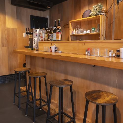 木の温もりに包まれたカウンター席で、店主や常連との会話が弾むひととき。肩肘張らず、心地よい距離感と手作りの味が、帰ってきたくなる理由です♪