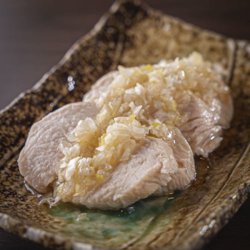 【大人気メニュー☆】蒸し鶏ネギタレ【760円(税込)】