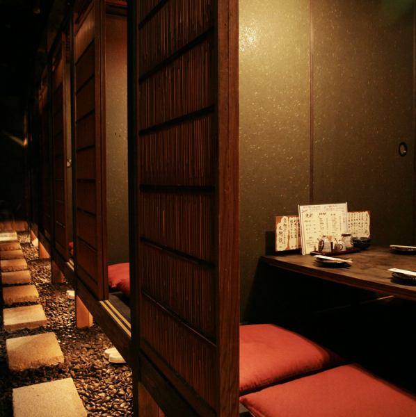最大45名様までの宴会が可能です。石畳の廊下が誘う2階には掘りごたつ個室が4名様～ご利用頂けます。8名様用の掘りごたつ式個室、16名様までの小上がりお座敷個室もなど、人数やシーンに合わせて最適なお席へご案内致します。大人数宴会や貸切もＯＫ◎隠れ家的な一軒家で瀬戸内の美味しい郷土料理をお楽しみ下さい。