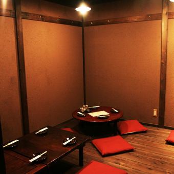 どこか懐かしいほっこり空間で今宵は乾杯！ご宴会にぴったりな小上がりの半個室もご用意しております。優しい色合いのテーブルや座布団で大正レトロをお楽しみ頂けます！こじんまりとした落ち着く空間は、親しいご友人とのお食事やデートにもお勧めです。寛ぎ空間で瀬戸内・玄界灘の海の幸をご堪能下さい♪