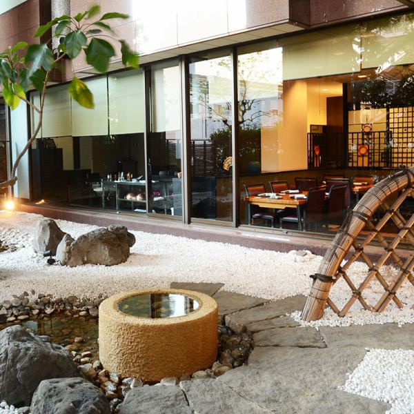 風情あふれる日本庭園を眺めながら、四季折々の味覚をお楽しみください。