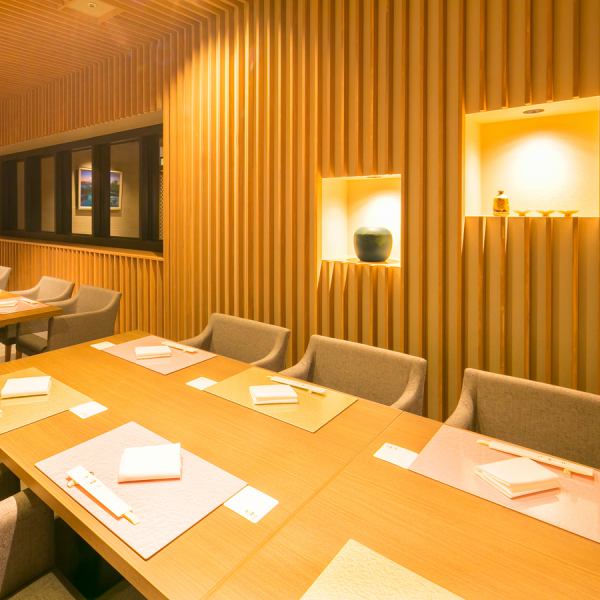 完全個室の和室のほか、テーブル席も完備しております。