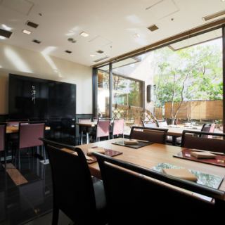 밝고 개방적인 테이블 좌석.