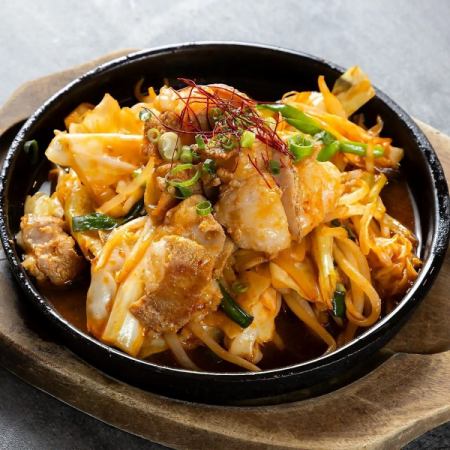Spicy and delicious horumon iron plate