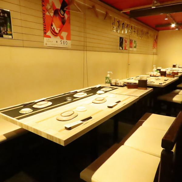 穏やかな雰囲気が漂う店内は、和の心を大切にした落ち着いた空間です。カウンターとテーブル席のバランスが良く、個人でもグループでも利用しやすい設計となっております。内部は、清潔感あふれる装飾が施されています。食事を楽しむだけでなく、リラックスした会話や大切な思い出を作るのに最適な場所です。