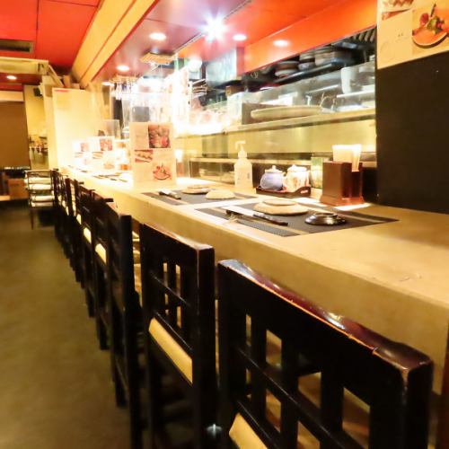 【カウンター席/1～2名】新鮮な鮮魚をながめながらのしっぽり飲みがグッドです。