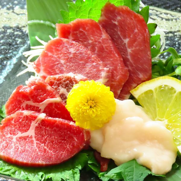 柔らかな食感と濃厚な旨味が特徴で、特に赤身と霜降りのバランスが絶妙。多くの人に愛されている「馬刺し」