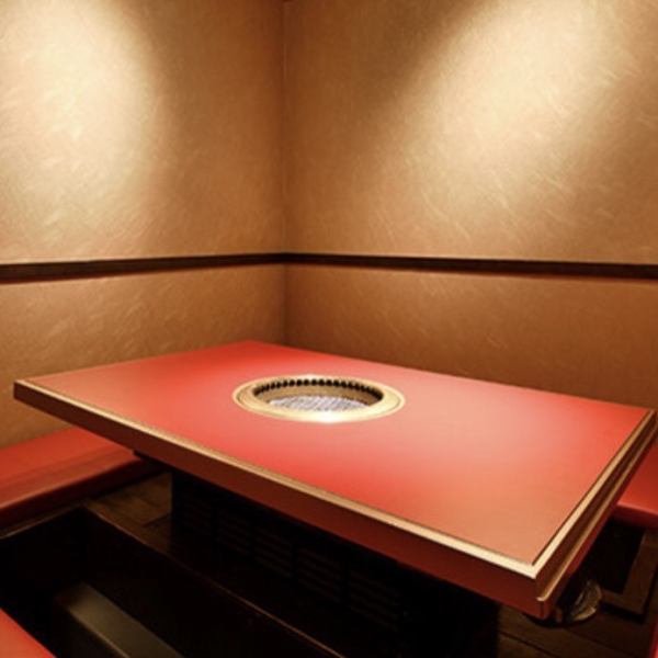 [Completely private room that can be used by 2 to 4 people] Recommended for hospitality on important days such as entertainment and anniversaries.In addition, we have adopted a "smokeless roaster" that sucks smoke downwards, and double ventilation with the upper duct, so clothes and hair are less likely to smell, making it safe for dates and girls' parties ◎