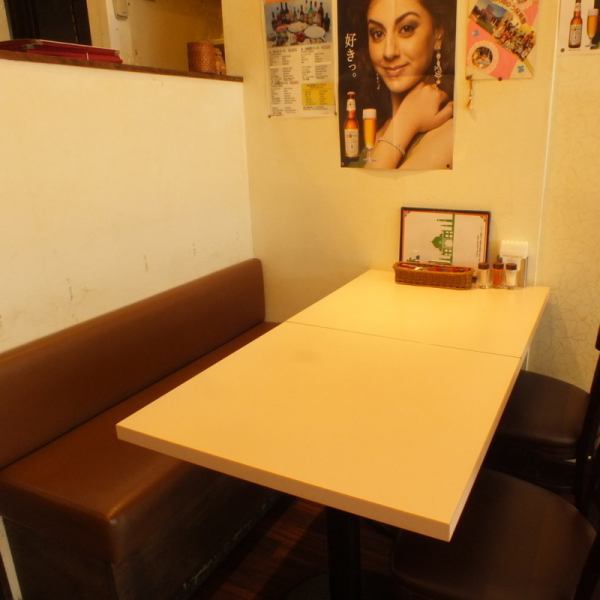 [桌椅（椅子+沙发）4座x 6]一侧座椅变成沙发。您可以放松并享用正宗的印度咖喱。与同事共进午餐！与家人共进晚餐是♪