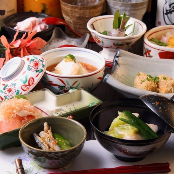 以时令的鱼类和蔬菜为中心的一所迎宾和欢送会套餐☆店内营造出成年人的日式空间