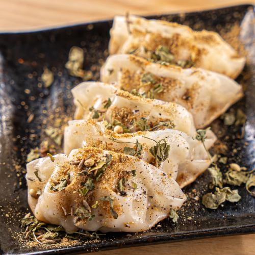 約10種類のこだわり餃子！