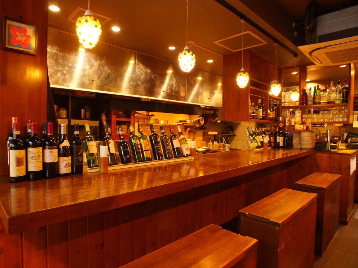 一家氣氛輕鬆的酒吧，提供美味的食物♪ 我們還有各種各樣的美味葡萄酒可供選擇 (^ ^)♪