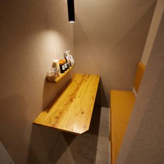 櫃檯包廂7間，最多可容納2人。