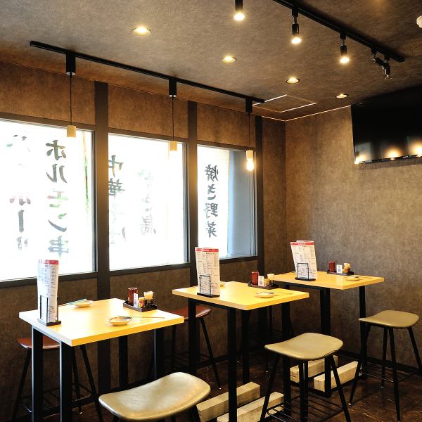 ≪店内雰囲気≫黒のシックな外観に「炭焼き酒場かめ」の提灯と明るく光るロゴが当店の目印！店内も黒で統一されており、一歩足を踏み入れると炭焼きの香ばしい香りが店内に広がります♪程よい大衆感が感じられる店内で、こだわりの逸品料理を心ゆくまでご堪能ください！