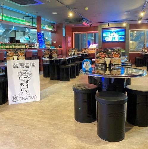 開放的でオシャレな内装♪大人数宴会もみんなでワイワイ