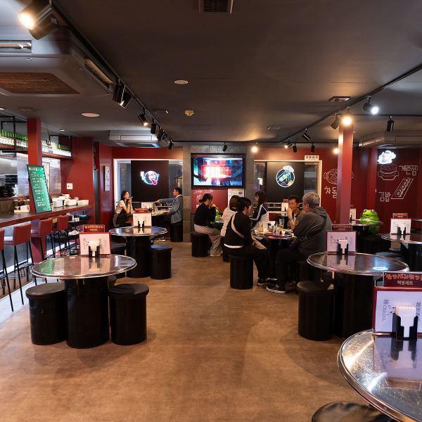 【韓国の魅力が詰まった店内】韓国を感じられる明るいネオンと装飾、KPOPの映像や音楽と共に自慢のお料理をお楽しみください！サムギョプサルやチュサム、チャドルバギなどは店員さんがばっちりおいしく焼き上げてくれます♪