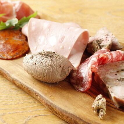 コースメニューのシャルキュトリーを是非ご賞味下さい！