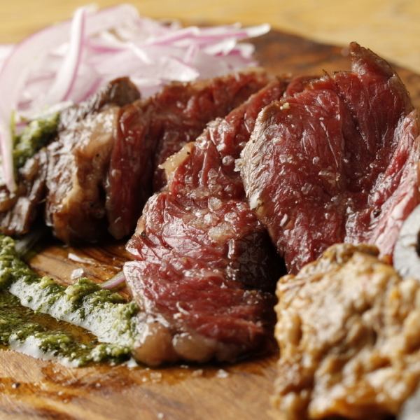 ボリュームの肉料理！牛ハラミのステーキ