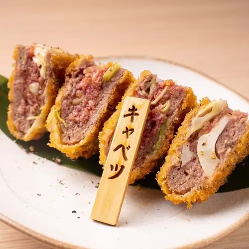 牛肉、猪肉和卷心菜碎肉排