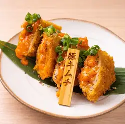猪肉泡菜和马苏里拉奶酪炸肉排