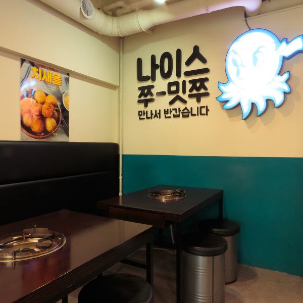 【東新宿から徒歩1分で好立地にある韓国料理】ネオンライト光る外観に、店内は本場韓国のような雰囲気で働いてるスタッフの方も韓国の方や韓国風メイクをした美人スタッフ！陽気なスタッフさんが多く、賑やかな雰囲気でおもてなし致します！