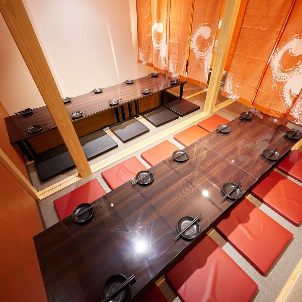 [We have a variety of private rooms for 2 people to groups] We have table seats, sofa seats, couple seats, tatami rooms, and private floors for groups.