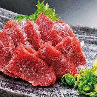 Local cuisine and Kumamoto specialty "horse sashimi"