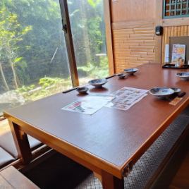 【日式圍爐席（4～6人）】 靠窗的日式圍爐座非常適合家庭聚餐、朋友聚會等小型團體。請放鬆身心並欣賞外面的景色。