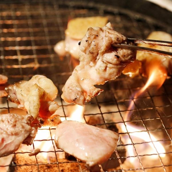 《国産地鶏焼きをお席で》肉の部位は全16種あり、ブランド鶏や希少部位もお楽しみいただけます。