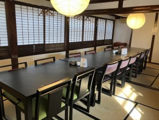 【二楼】二楼的餐桌最多可容纳30人。也可接受20人以上的私人聚会预订。*旺季除外。