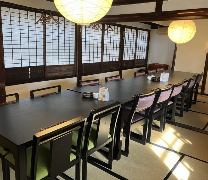 【広々２階席】当店は２階立てとなっており、１階には、カウンター席・小上がり席・完全個室/２階には最大３０名様までご利用可能なお座敷席をご用意しております。宴会などはもちろん、観光やご家族でのお食事など、どんな場面でもご利用頂ける造りとなっておりますので、皆様のご来店を心からお待ちしております♪