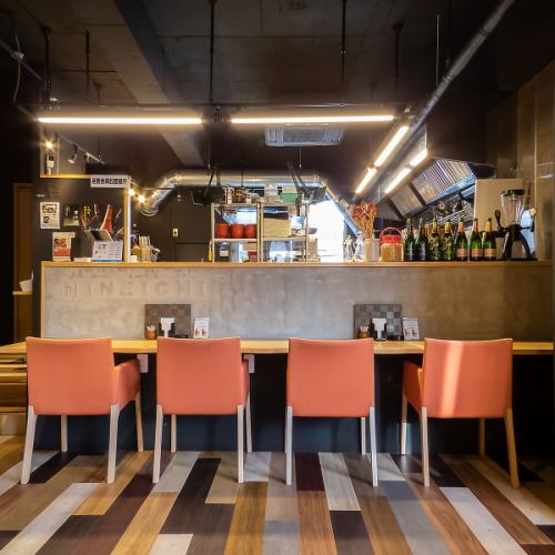 <p>Counter seats allow you to fully enjoy the atmosphere of an izakaya♪ Single customers are welcome to enjoy a quick drink after work or a meal after shopping.Please enjoy the scents and sounds as well as the conversation.</p>