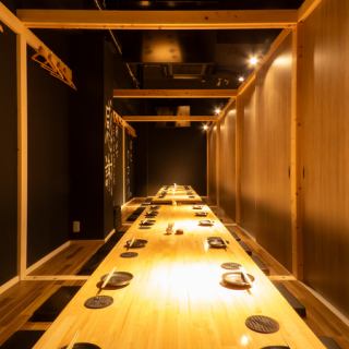 【3階・完全個室】40名様から最大50名様までの貸切利用が可能です。歓送迎会や会社宴会、同窓会など大人数でのご利用に最適。広々としたお座敷空間で周囲を気にせずお楽しみいただけます。ご予算等に合わせて料理のご提案もさせて頂きます！お気軽にお問合せください