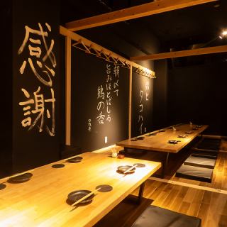 【3階・完全個室】6名様までご利用いただける落ち着いたお座敷個室。ご家族でのお食事や友人同士の集まり、接待などにもおすすめです。ゆったりとした空間で回りを気にせずお食事をお楽しみいただけます。人数に合わせてお席のご案内も可能ですので気軽にお問合せください。