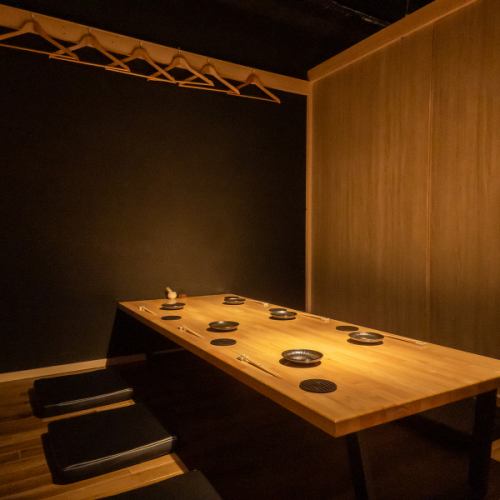 <p>【3階お座敷個室】3階にはゆったり寛げるお座敷個室をご用意。接待や会食、会社宴会など様々なシーンに最適です。完全個室の落ち着いた空間で、ひね壱自慢の朝じめ国産鶏を中心としたおもてなし料理を心ゆくまでお楽しみください。</p>