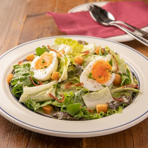 [Very popular with women ★] Chef's special Caesar salad 1,580 yen including tax