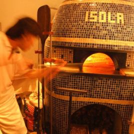 【本場の新窯】イタリアの窯職人が造った新窯で焼く、本格ナポリピッツァ。表面はパリッと、中はふんわりもっちり。注文を受けてから目の前で焼き上げます。
