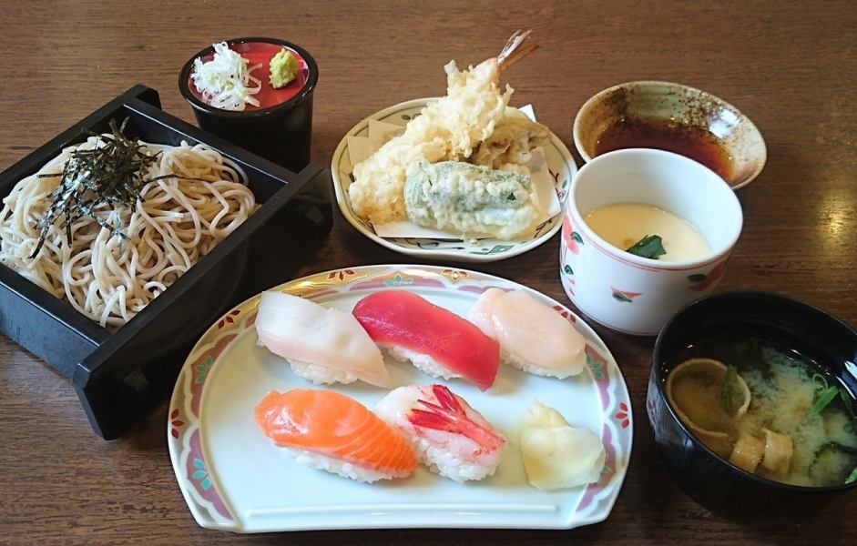 [For those who want to eat to their heart's content!] ≪Lunch Menu≫ ~Sushi Tempura Soba Set~