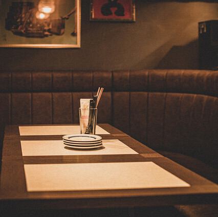 精致时尚的室内装潢是举办庆祝活动和惊喜仪式的理想之选。如果您在预订时提出要求,我们还可以为您准备生日套餐。我们将以精美的菜肴和精心挑选的西式酒水,让您的特别纪念日更加难忘。如果人多拥挤,我们可能会将用餐时间限制为两小时,但请您在这个特别的空间里按照自己的节奏享用美食。