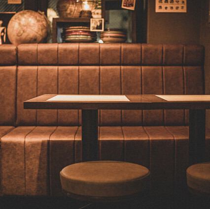 女孩们在沙发上轻松聚会