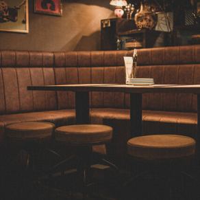 在舒适的沙发座椅上享受轻松时光。我们提供一段在静谧隐秘的氛围中度过的美好时光。