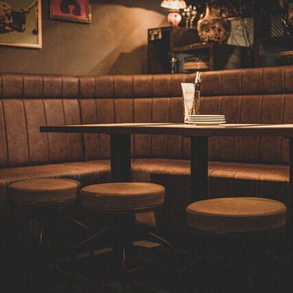 在舒适的沙发座椅上享受轻松时光。我们提供一段在静谧隐秘的氛围中度过的美好时光。