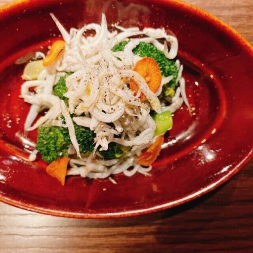 银鱼和西兰花用凤尾鱼腌制