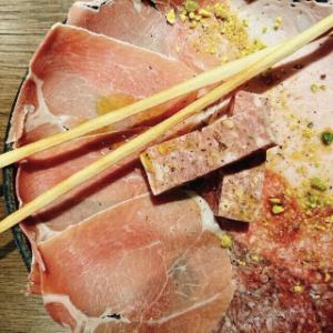 Assorted prosciutto and salami (1 portion)