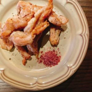 Charcoal-grilled chicken neck with red wine salt